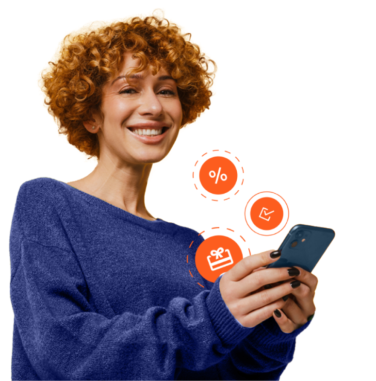 Une femme souriante consulte ses cartes de rabais sur son téléphone